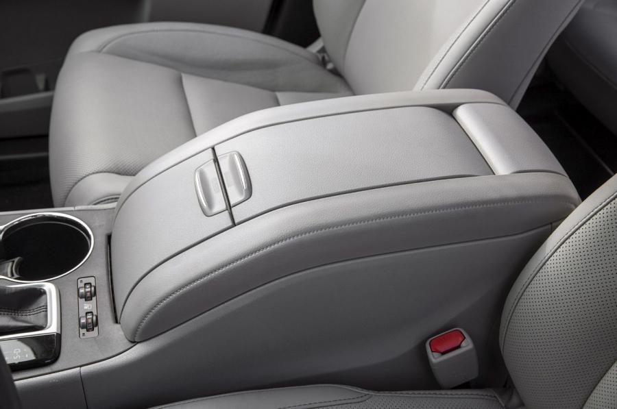Детали интерьера Toyota Highlander (XU50) 2013 года  (фото 36 из 80)